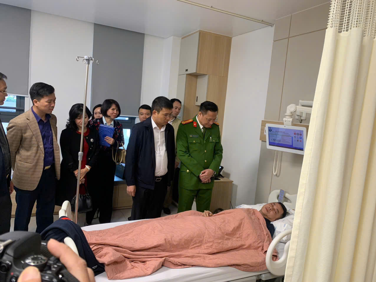 Tạm giữ hình sự 2 đối tượng điều khiển xe đâm cán bộ công an bị thương 