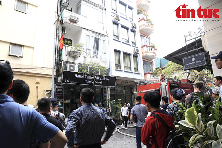 Cháy khách sạn trên phố cổ, sát trường Tiểu học Thăng Long