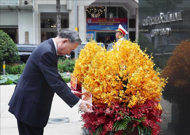 Lãnh đạo Đảng, Nhà nước dâng hương tưởng nhớ Chủ tịch Hồ Chí Minh và Chủ tịch Tôn Đức Thắng