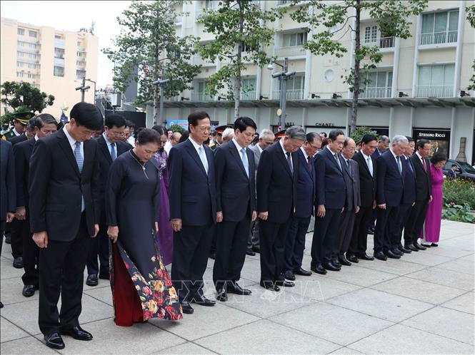 Lãnh đạo Đảng, Nhà nước dâng hương tưởng nhớ Chủ tịch Hồ Chí Minh và Chủ tịch Tôn Đức Thắng