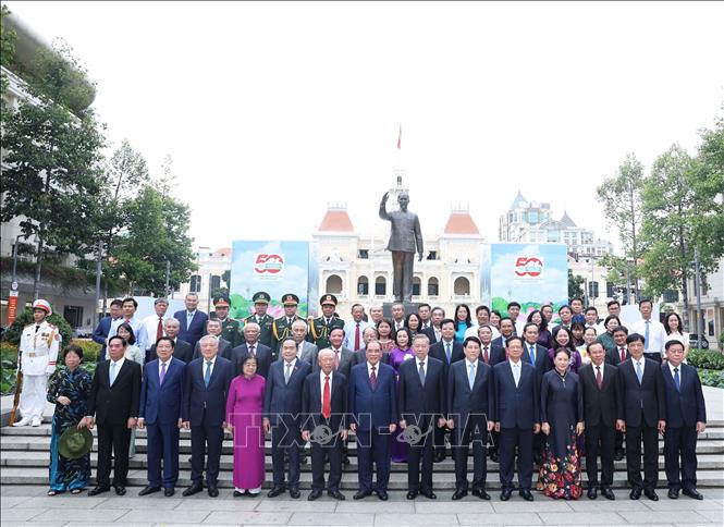 Lãnh đạo Đảng, Nhà nước dâng hương tưởng nhớ Chủ tịch Hồ Chí Minh và Chủ tịch Tôn Đức Thắng