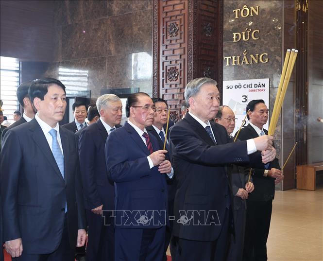 Lãnh đạo Đảng, Nhà nước dâng hương tưởng nhớ Chủ tịch Hồ Chí Minh và Chủ tịch Tôn Đức Thắng