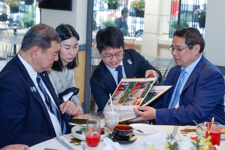 Thủ tướng Phạm Minh Chính và Thủ tướng Nhật Bản thăm Bảo tàng Lịch sử Quốc gia