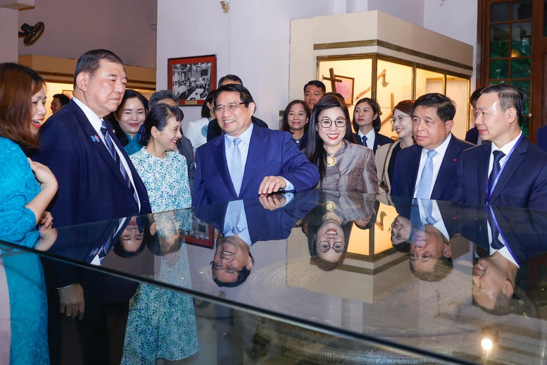 Thủ tướng Phạm Minh Chính và Thủ tướng Nhật Bản thăm Bảo tàng Lịch sử Quốc gia