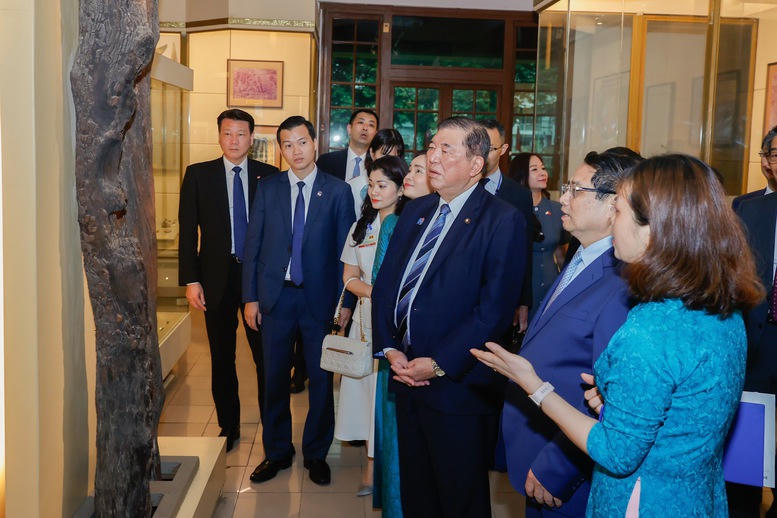 Thủ tướng Phạm Minh Chính và Thủ tướng Nhật Bản thăm Bảo tàng Lịch sử Quốc gia