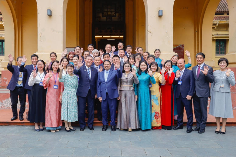 Thủ tướng Phạm Minh Chính và Thủ tướng Nhật Bản thăm Bảo tàng Lịch sử Quốc gia