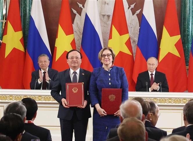 Tổng Bí thư Tô Lâm và Tổng thống Vladimir Putin chứng kiến trao văn kiện hợp tác