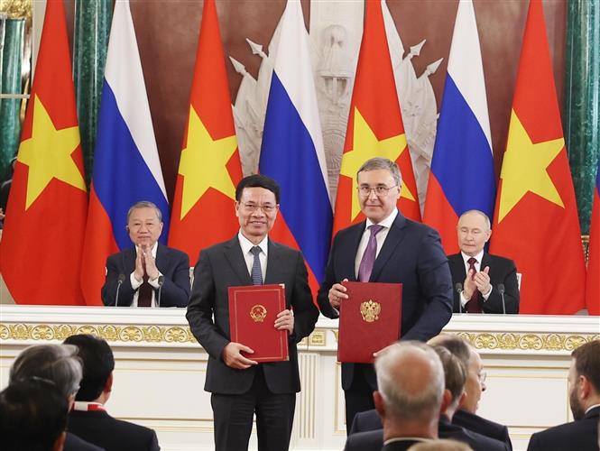 Tổng Bí thư Tô Lâm và Tổng thống Vladimir Putin chứng kiến trao văn kiện hợp tác