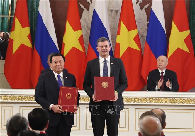 Tổng Bí thư Tô Lâm và Tổng thống Vladimir Putin chứng kiến trao văn kiện hợp tác