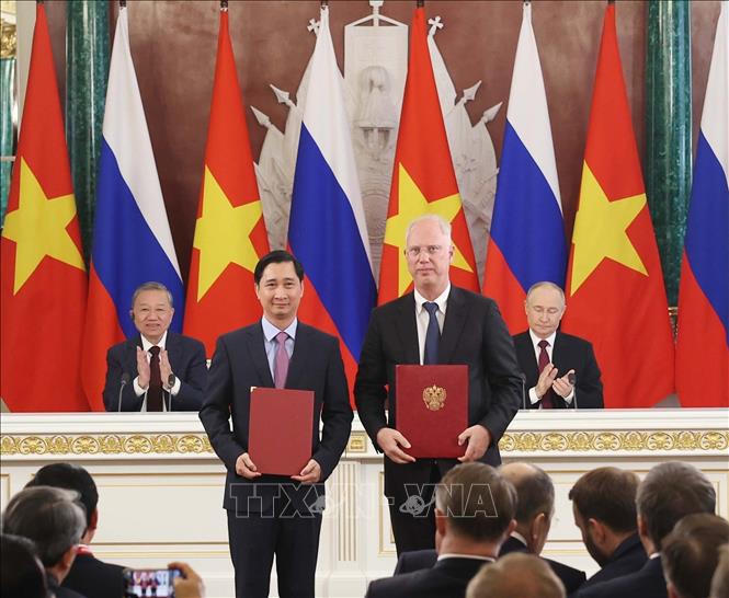 Tổng Bí thư Tô Lâm và Tổng thống Vladimir Putin chứng kiến trao văn kiện hợp tác