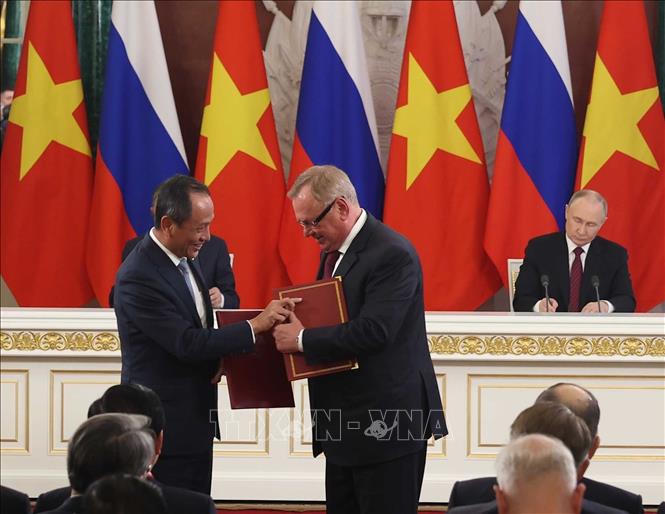 Tổng Bí thư Tô Lâm và Tổng thống Vladimir Putin chứng kiến trao văn kiện hợp tác