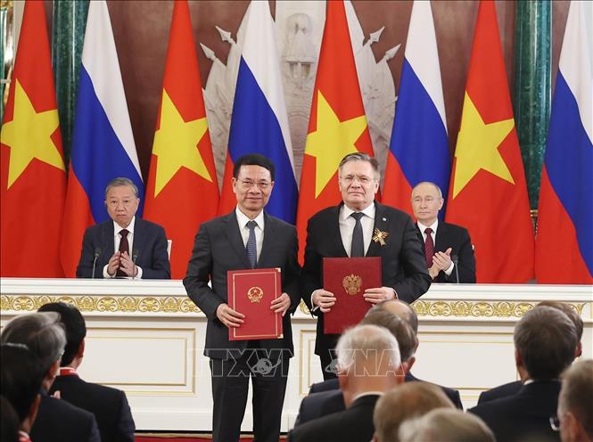 Tổng Bí thư Tô Lâm và Tổng thống Vladimir Putin chứng kiến trao văn kiện hợp tác
