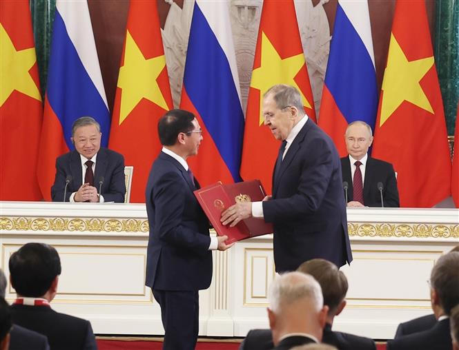 Tổng Bí thư Tô Lâm và Tổng thống Vladimir Putin chứng kiến trao văn kiện hợp tác