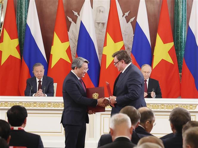 Tổng Bí thư Tô Lâm và Tổng thống Vladimir Putin chứng kiến trao văn kiện hợp tác