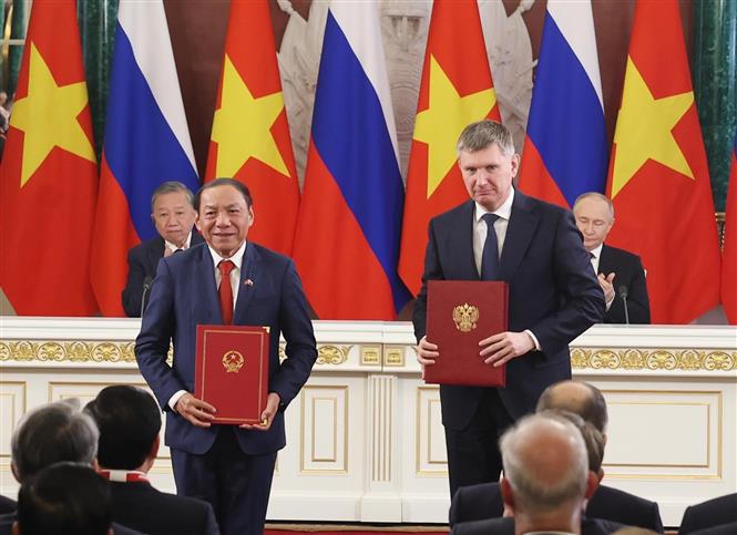 Tổng Bí thư Tô Lâm và Tổng thống Vladimir Putin chứng kiến trao văn kiện hợp tác