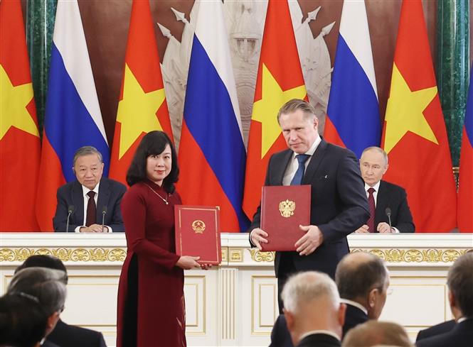 Tổng Bí thư Tô Lâm và Tổng thống Vladimir Putin chứng kiến trao văn kiện hợp tác