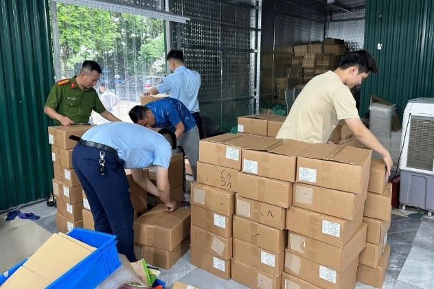 Phát hiện, thu giữ 5400 lọ mỹ phẩm nhập lậu tại Công ty Ngân Korea