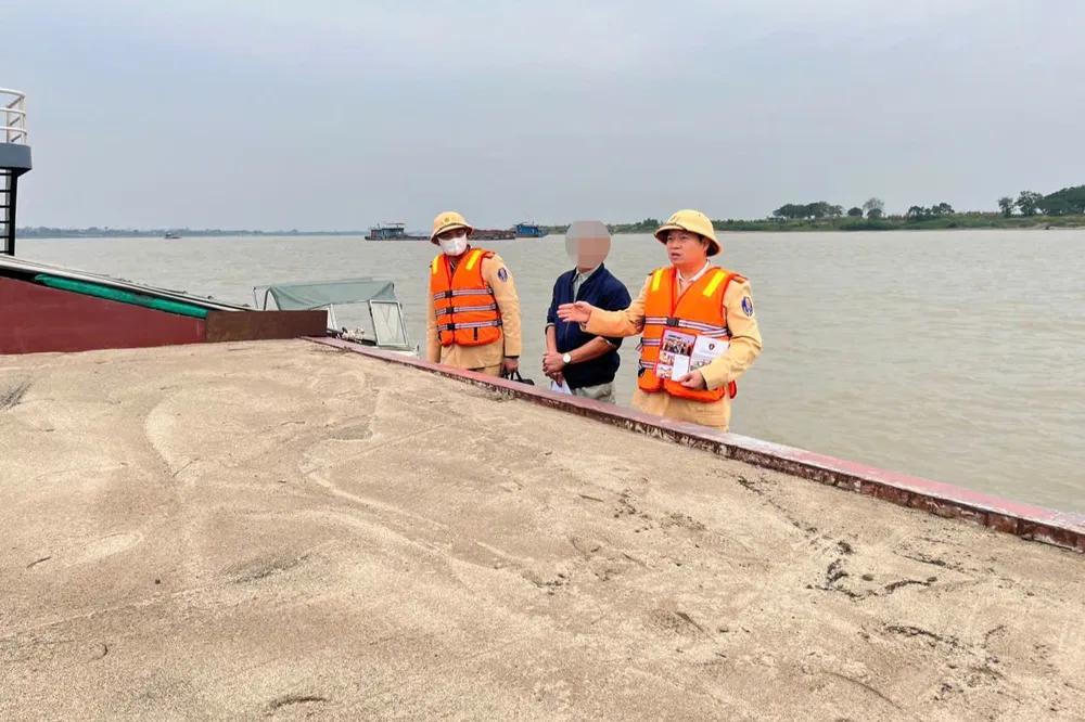 Nhiều địa phương tổng kiểm tra phương tiện bơm hút, vận chuyển cát sỏi trên các tuyến sông