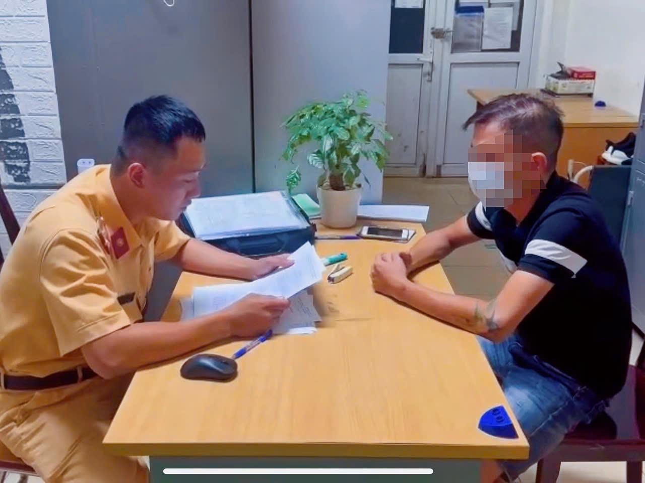 Vượt đường ngang gây hư hỏng cần chắn barie, tài xế xe khách bị phạt 11 triệu đồng 