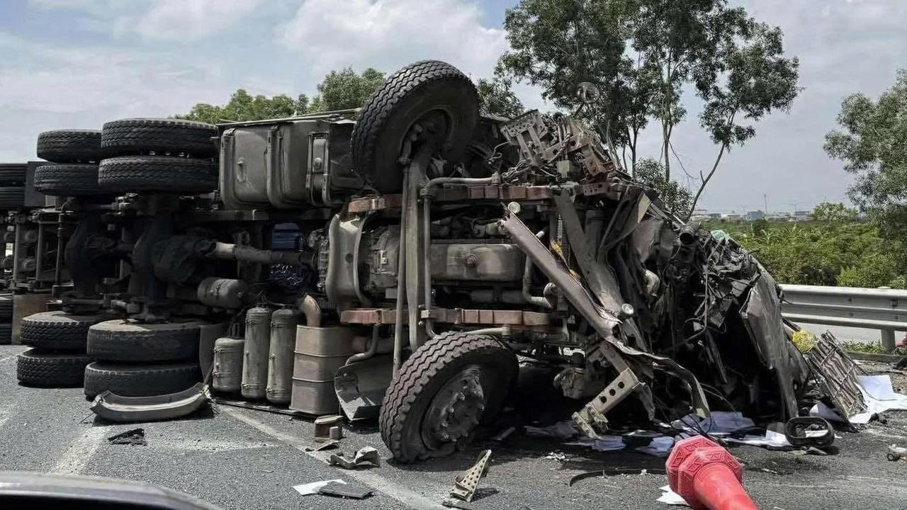 Hai người tử vong tại chỗ trong vụ tai nạn liên hoàn cao tốc Hà Nội - Hải Phòng