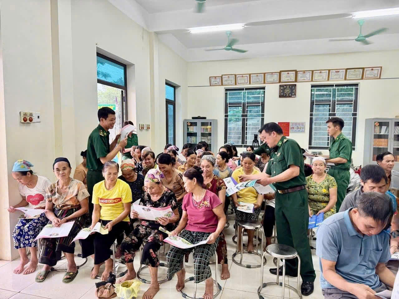 Tuyên truyền, phổ biến giáo dục pháp luật thông qua mô hình "Bản sáng vùng biên" - Bài cuối: "Nhịp cầu" đưa pháp luật đến với vùng biên