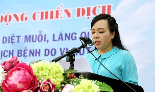 Bộ trưởng Bộ Y tế thả cá phòng dịch Zika và sốt xuất huyết