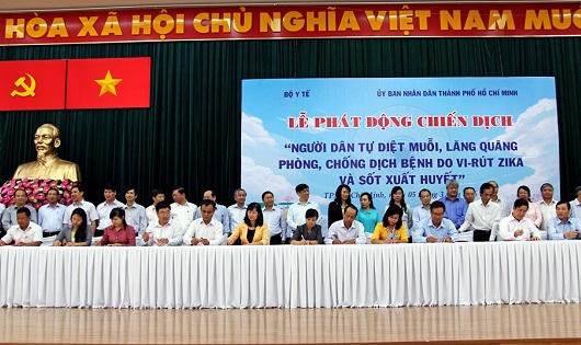Bộ trưởng Bộ Y tế thả cá phòng dịch Zika và sốt xuất huyết