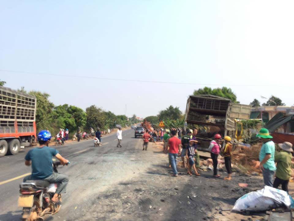Đăk Lăk: Xe tải tông xe khách, 1 người tử vong, heo chết la liệt