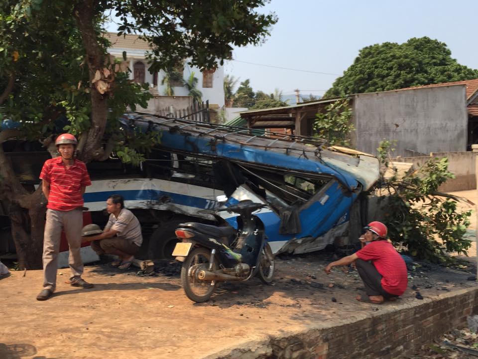 Đăk Lăk: Xe tải tông xe khách, 1 người tử vong, heo chết la liệt