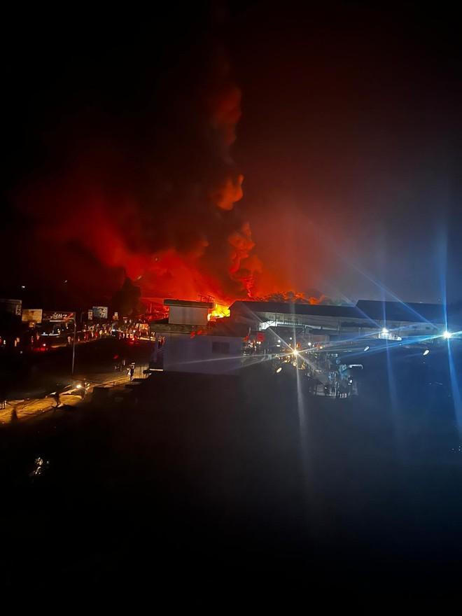 Gần 100 người thiệt mạng vì xe bồn phát nổ lúc ‘hôi xăng’