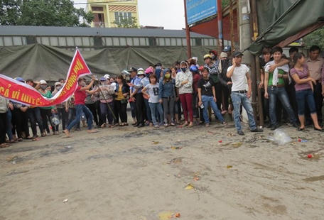 Hải Phòng: Hàng nghìn công nhân ném trứng thối, cà chua đòi tăng lương