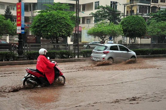 Mưa lớn đầu mùa gây ngập nhiều phố Quảng Ninh