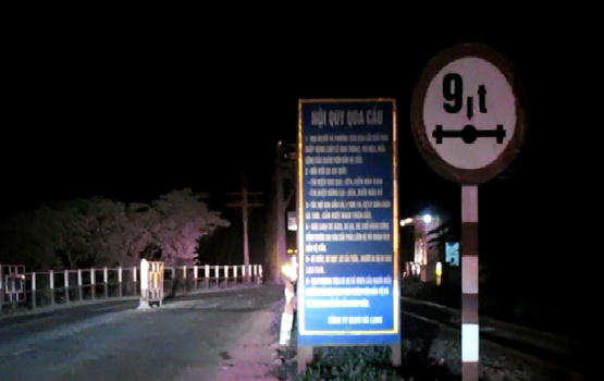 Xe trọng tải lớn băm nát quốc lộ 37