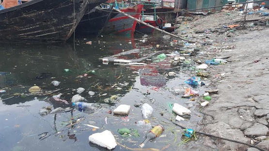 Ngán ngẩm những con sóng đầy rác ở Hạ Long