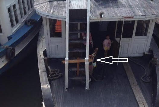 Chấp hành luật máy móc, chủ tàu rào lối, ngăn cản khách lên boong ngắm cảnh