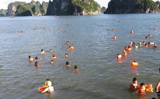 Người Hạ Long 'mang tính mạng ra đùa' để thỏa cơn nóng