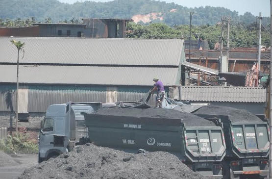 Đoàn xe trọng tải lớn tung hoành trên Quốc lộ 18