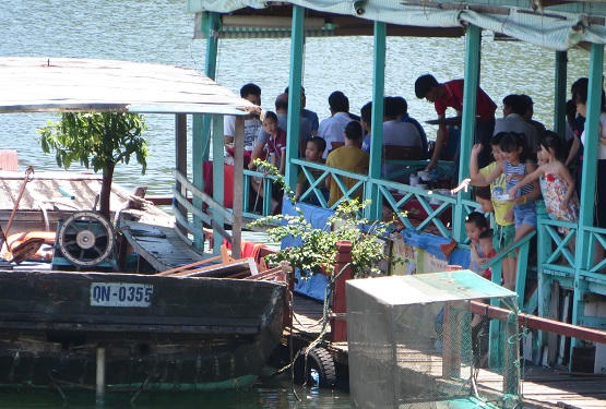 Quảng Ninh: Nhà bè dịch vụ ăn uống vẫn hoạt động nhộn nhịp