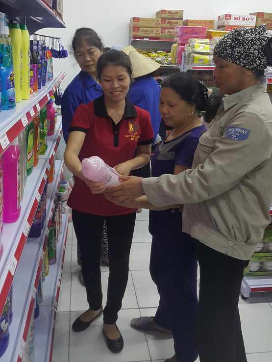 Hàng trăm lượt khách 'chen chân' tại lễ khai trương BG Mart