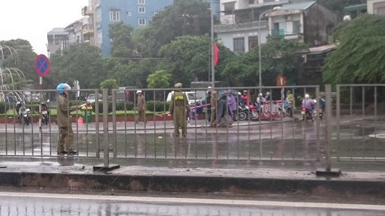 Mưa to, gió lớn, Quảng Ninh cấm xe máy qua cầu Bãi Cháy 