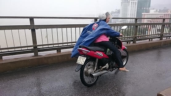 Mưa to, gió lớn, Quảng Ninh cấm xe máy qua cầu Bãi Cháy 