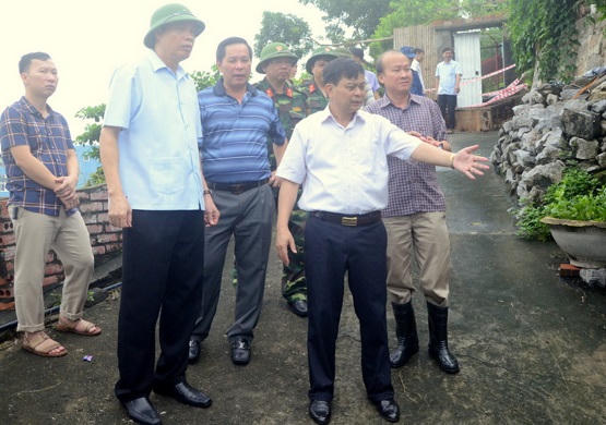 Quảng Ninh xuất hiện hố tử thần sau bão, di chuyển khẩn cấp 9 hộ dân