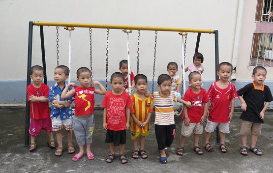 Thắt lòng 8 em nhỏ mỏi mòn chờ bố mẹ đến đón