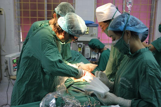 Bác sỹ Hoàng Tuấn Anh, Giám đốc bệnh viện đam mê... mổ