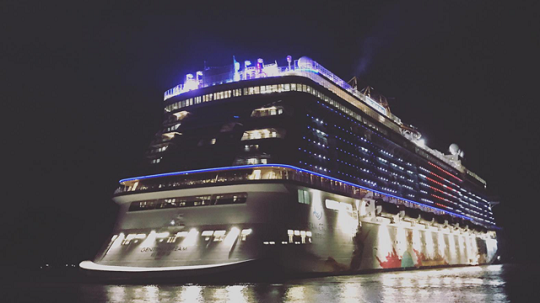 Chiêm ngưỡng siêu du thuyền đưa 2.500 du khách đến Hạ Long