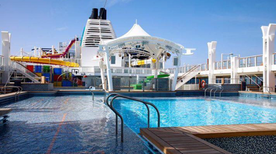 Chiêm ngưỡng siêu du thuyền đưa 2.500 du khách đến Hạ Long