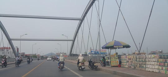 Hải Phòng: Cầu vòm thép hiện đại bị biến thành chợ