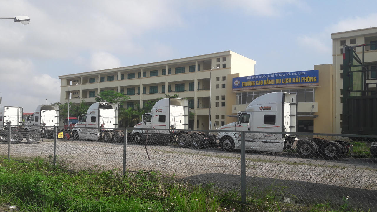 Hải Phòng: Doanh nghiệp biến hành lang đường thành nơi trưng bày xe đầu kéo  