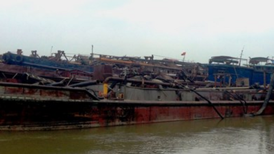 Hải Dương: Bắt nhóm đối tượng “làm luật” tàu cát