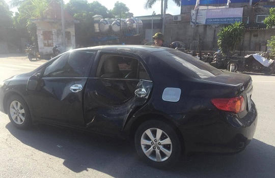 Quảng Ninh: Xe chở đất nổ tung lốp, nhiều người may mắn thoát nạn